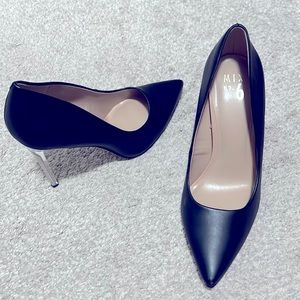 Black pumps with clear heel